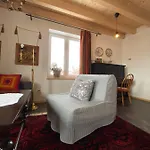 401 Mury Apartment