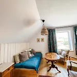 Apartment 401 Mury