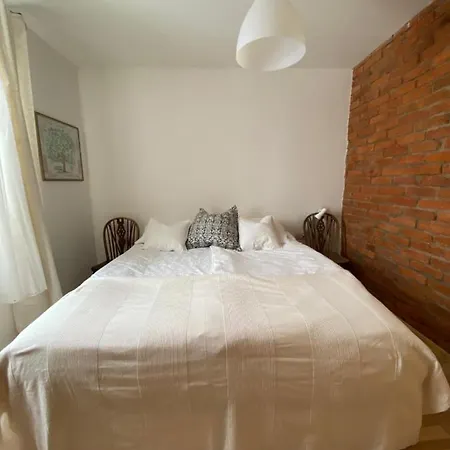 401 Mury Apartment *